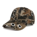 Dettaglio cappellino mimetico da baseball con fori di proiettile ricamati e design a 6 pannelli - Camouflage Foro di Proiettile