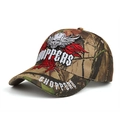 Ricamo dettagliato di un teschio alato e testo Choppers su un cappellino da baseball mimetico - Mimetico Teschio