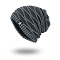Gorro de punto para hombre en gris y negro con patrón de ondas y parche de estrella - Gris