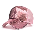 Primer plano detallado de gorra rosa con lentejuelas, malla transpirable y acabado metálico - Rosa