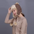 Colbacco in maglia marrone con fodera in ecopelliccia e pompon per l'inverno - Cachi