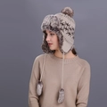 Colbacco in maglia beige foderato in ecopelliccia con motivi a fiocco di neve per l'inverno - Beige