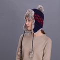 Colbacco blu marino con motivi a fiocco di neve rossi e bordo in finta pelliccia marrone - Blu navy