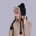 Cappello invernale nero con motivo a fiocchi di neve e fodera in ecopelliccia - Nero