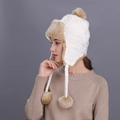 Berretto invernale in maglia crema con bordo in ecopelliccia marrone e pompon morbidi - Bianco