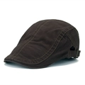 Gorra plana de algodón marrón oscuro con costuras en contraste y hebilla ajustable - café
