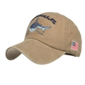 Dettaglio cappello in cotone kaki con ricamo di squalo blu e toppa della bandiera - Cachi