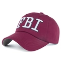 Berretto da baseball unisex bordeaux in cotone con ricamo FBI bianco a contrasto - Stile Lettera FBI (B049) / Rosso