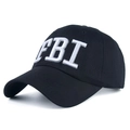 Berretto da baseball in cotone nero con ricamo bianco FBI in una vista laterale a 45 gradi - Stile Lettera FBI (B049) / Nero