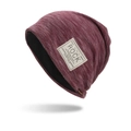 Gorro de punto en mezcla de rojo y gris con un parche textil ROCK distintivo - Burdeos