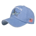 Berretto da baseball in cotone lavato azzurro con ricamo squalo e toppa bandiera USA - Blu
