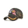 Dettaglio ravvicinato del ricamo dell'aquila e patch USA sul cappellino mimetico - Camouflage
