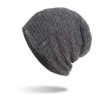 Berretto in maglia grigio scuro con texture a quadretti, fodera in pile ed etichetta - Grigio