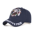 Dettaglio del ricamo dell'aquila e testo Native Pride su cappello da baseball blu navy - Blu navy