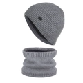 Set berretto e sciarpa in maglia a coste grigie con etichetta moda per l'inverno - Grigio