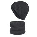 Set invernale berretto in maglia nera e scaldacollo con etichetta di metallo fashion - grigio scuro
