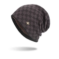 Gorro de punto marrón con forro de felpa y placa metálica dorada decorativa - café