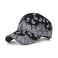 Berretto da baseball con stampa paisley bianca su tessuto nero, elegante protezione solare - Regolabile / Nero
