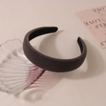 Elegante diadema de terciopelo topo grueso para mujer en una bandeja de cristal - gris oscuro