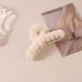 Eleganter cremefarbener Plüsch-Haarclip aus weichem Kunstfell für Herbst und Winter - Creme