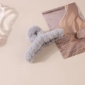 Eleganter Plüsch Haarklammer in Grau aus Kunstfell für winterliches Haarstyling - Grau