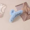 Eleganter babyblauer Plüsch-Haarklammer für Damen, weiches Kunstfell-Haar-Accessoire - Blau