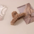 Eleganter Plüsch Haarklammer aus Kunstfell in Dunkelbraun für Damen Frisuren - 12cm Schleifen-Stil / Großpackung / Dunkelkaffee