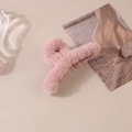Eleganter Plüsch-Haarclip in zartem Rosa-Violett für stilvolle Damenfrisuren - Hautrosa
