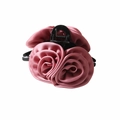 Große Haarklammer mit rosa Satinrosen und schwarzer Basis für elegantes Haarstyling - Rosa