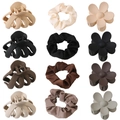 Set di 12 accessori per capelli con pinze opache e elastici in raso dai toni terra - Colori caffè