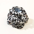 Elegante molletta per capelli grande con fiore in tessuto leopardato e base nera - Imballaggio Individuale / Stampa Leopardata Bianca