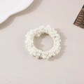 Élastique à cheveux élégant avec des perles d'imitation blanches et brillantes - Blanc perle
