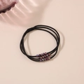 Drelagiges schwarzes elastisches Haargummi mit lila metallisch facettierten Perlen - Kristall-Schwarz