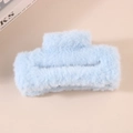 Pince à cheveux chic en fausse fourrure bleu clair avec une texture pelucheuse douce - Bleu