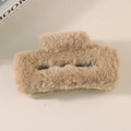 Pince à cheveux en peluche marron clair avec fausse fourrure pour l'hiver - Café Clair