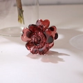 Elegante pinza para el pelo de flor roja translúcida de 4cm con pétalos de corazón - Burdeos