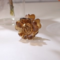 Elegante pinza de pelo con flor de plumeria en resina ámbar translúcida - Marrón