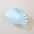 Pinza de pelo con forma de concha azul claro iridiscente y acabado de nácar perlado - Empaque a granel / Azul Holográfico