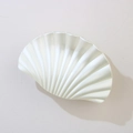 Pinza para el pelo con forma de concha blanca nacarada y diseño náutico - Empaque a granel / Blanco Lechoso Perlado