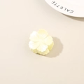 Pinza per capelli a fiore di ibisco giallo tenue con finitura perlata lucida - Confezione sfusa / crema