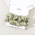 Set de 2 coleteros de satén verde frijol con acabado perlado en tarjeta de presentación - Verde matcha