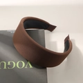Cerchietto largo a righe marrone scuro con texture a coste per uno stile testa alta - Marrone