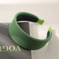 Cerchietto largo in tessuto a coste verde erba con design alto e fodera antiscivolo - Verde