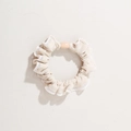 Scrunchie elastico in seta beige con bordo in pizzo bianco e perla decorativa chic - Modello Base Bianco