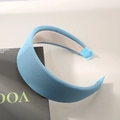 Cerchietto blu a coste con fodera antiscivolo e sfondo di rivista di moda elegante - Celeste