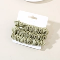 Lot de trois chouchous en satin vert olive avec texture plissée sur carte de support - Vert matcha