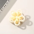 Elegante pinza per capelli a forma di fiore bianco crema con sfondo a tema moda - Imballaggio Individuale / Giallo