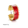 Vista dettagliata del bracciale rigido in smalto rosso con diametro 5,6 cm e larghezza 2,8 cm - Bordo Rosso Perlato (S1242-C)