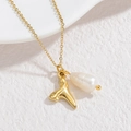 Elegante collana in acciaio dorato con ciondolo a coda di pesce e perla barocca - Stile Goccia Coda di Pesce (S-N2290-C)