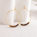 Grandi orecchini a cerchio dorati con perline di pietra occhio di tigre stile minimalista - Stile con Perline Occhio di Tigre (S-E1192-zong)